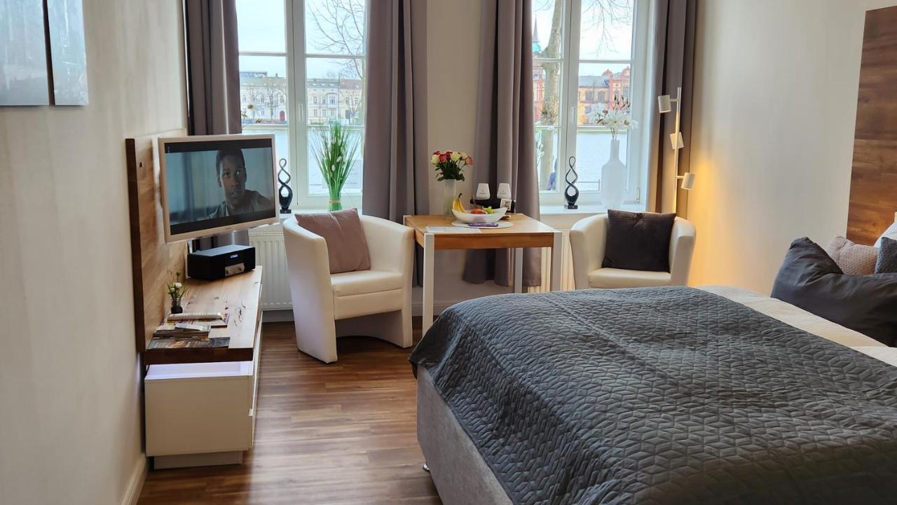 Das Ferienapartment Alexandrine Direkt Am Pfaffenteich Mit Eigenem Parkplatz Schwerin  Extérieur photo
